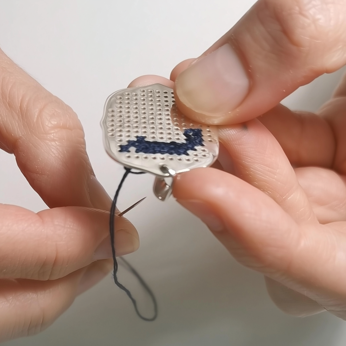 Sarcire Ovalis– Customizable Cross-Stitch Gold Plated Necklace