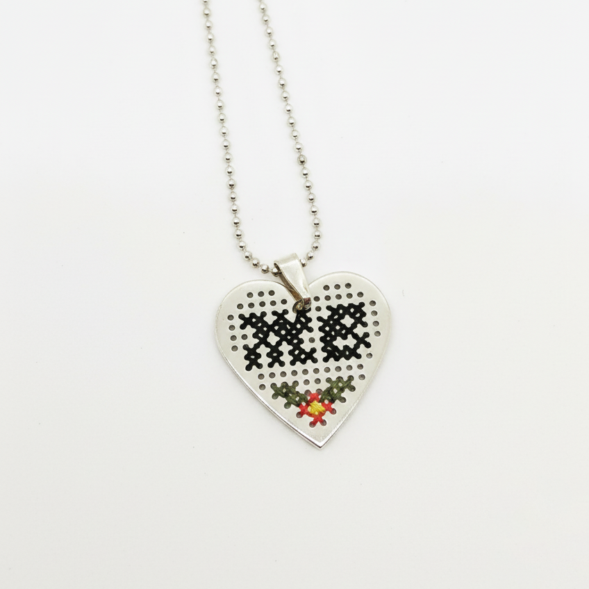 Sarcire Cor– Customizable Cross-Stitch Silver Heart Necklace