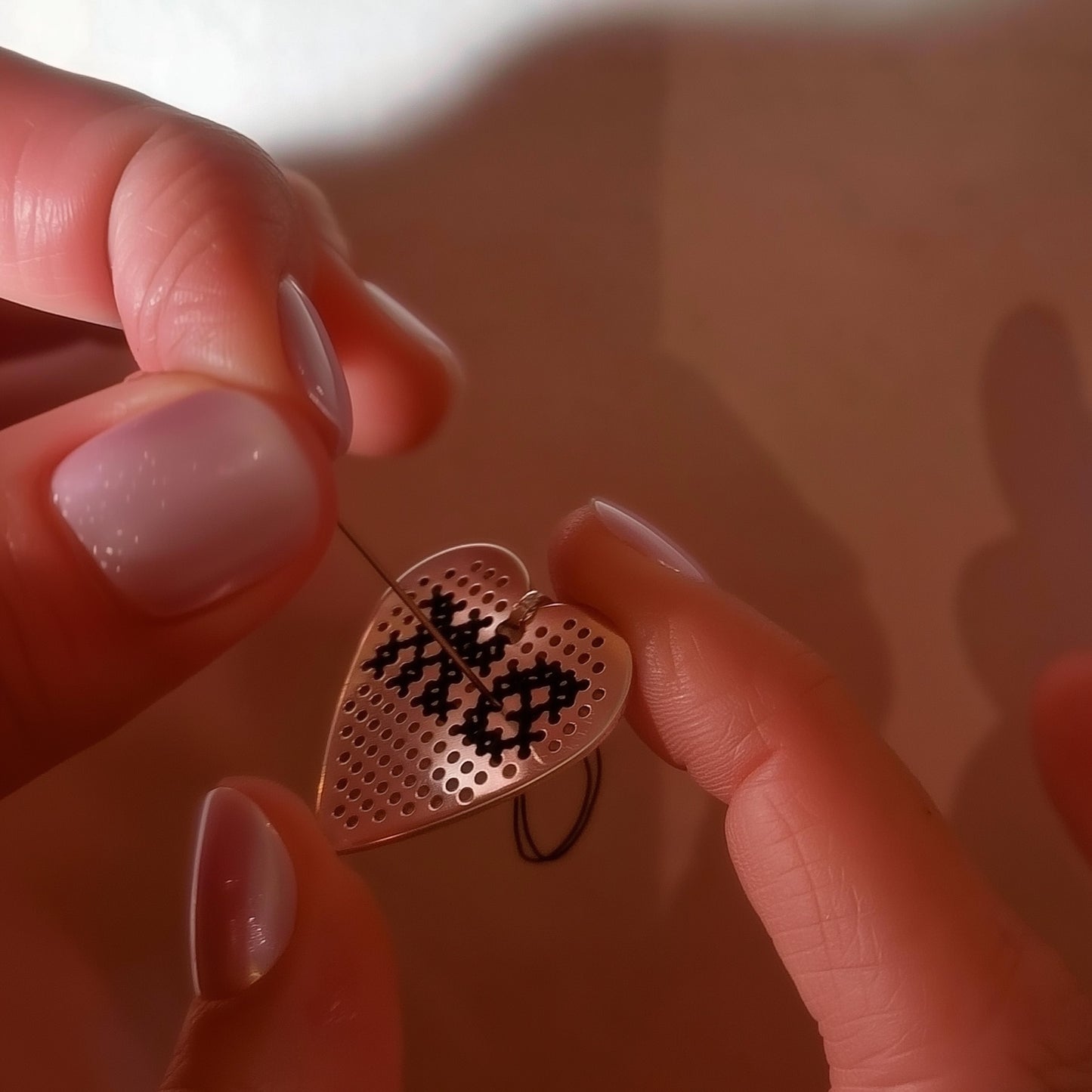 Sarcire Cor– Customizable Cross-Stitch Silver Heart Necklace