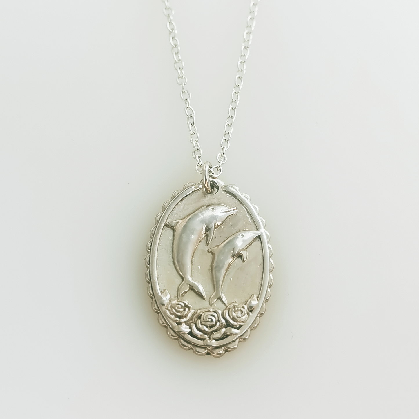 Delfines y Rosas – Collar con medalla - Plata 925