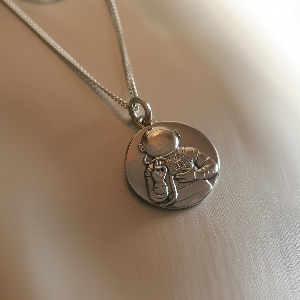 Xtellar Astronaut Pendant – Necklace with Engraved Astronaut – Silver 925