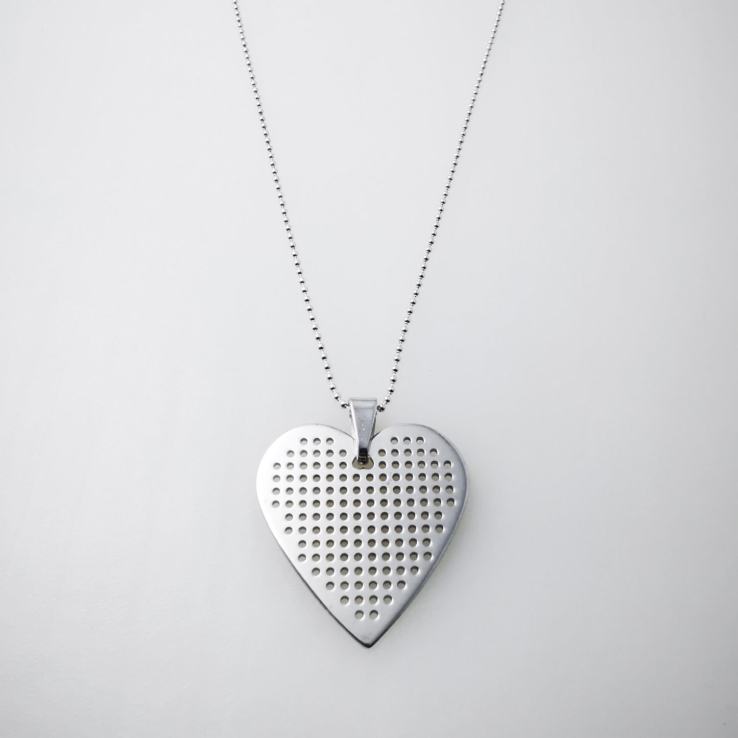 Sarcire Cor– Customizable Cross-Stitch Silver Heart Necklace