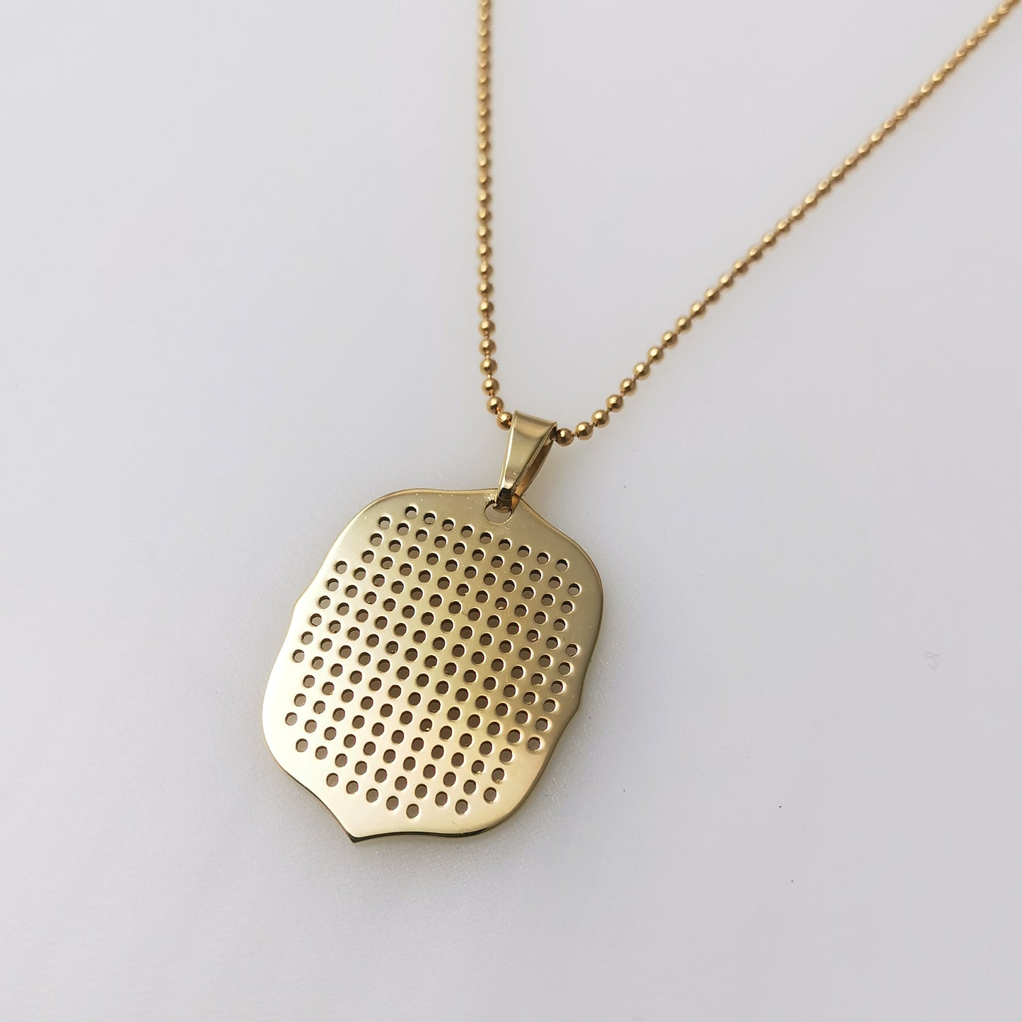 Sarcire Ovalis– Customizable Cross-Stitch Gold Plated Necklace