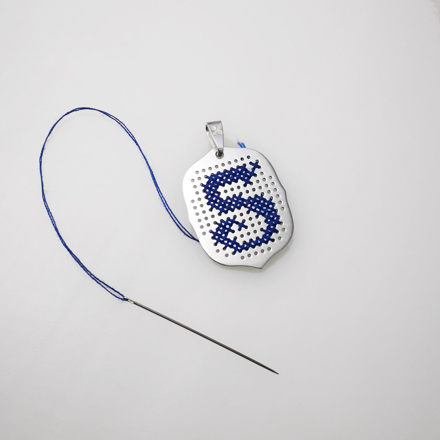 Sarcire Ovalis– Customizable Cross-Stitch Gold Plated Necklace